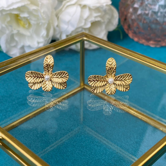 Vergoldete Ohrringe „Blume“ mit Flussperle