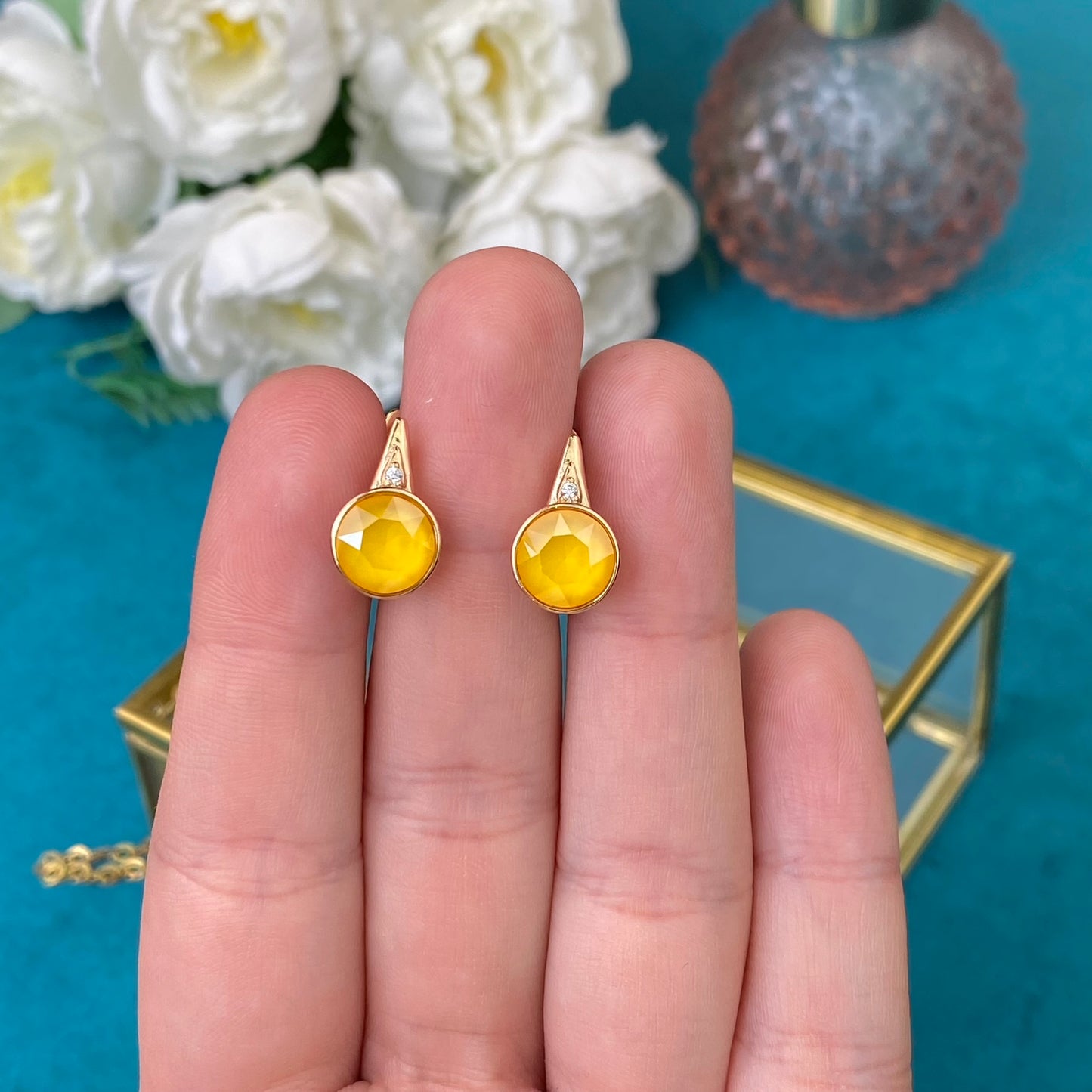 Vergoldete Ohrringe mit gelbem Zierkristall