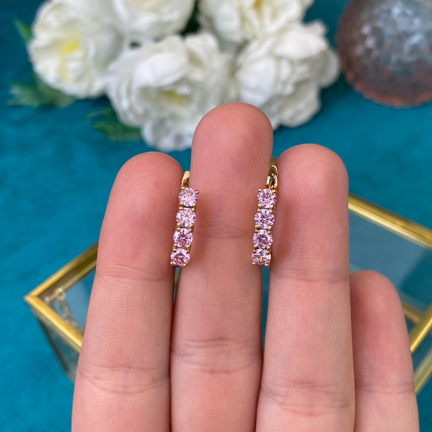 Vergoldete Ohrringe mit rosa Zierkristallen