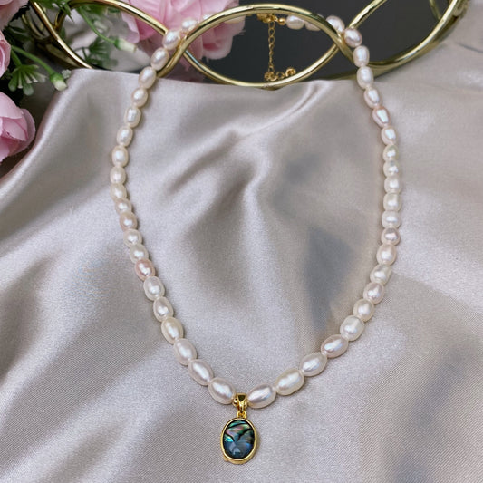Flussperlen-Halskette mit dekorativem Perlmutt-Anhänger (verstellbare Länge 38 cm + 5 cm)