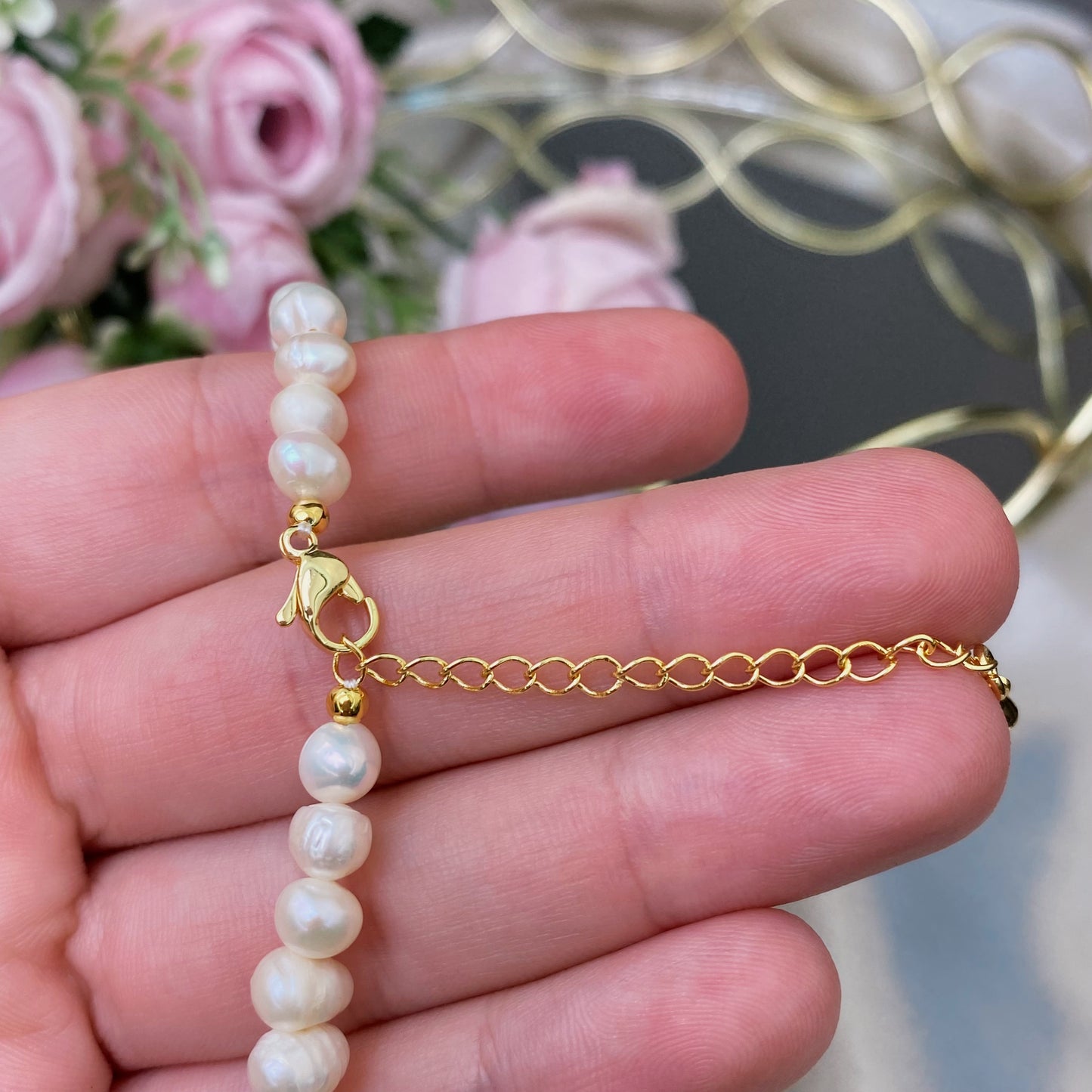 Upes pērļu kaklarota ar dekoratīvu Perlamutra piekariņu (regulējams garums 38cm+5cm)